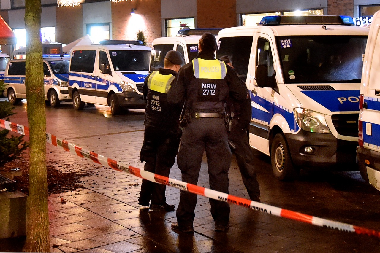 Zahlreiche Kräfte der Polizei sind vor Ort am 19.12.2021 bei einem großen Polizeieinsatz wegen Bombenverdachts in der Stadtgalerie an der Hammerstraße in Witten. 