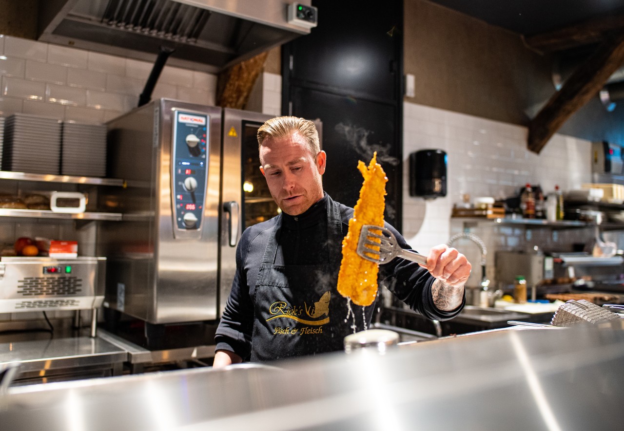 Fischverkäufer Rick de Vries muss einen besonderen Spagat in Corona-Zeiten hinlegen.