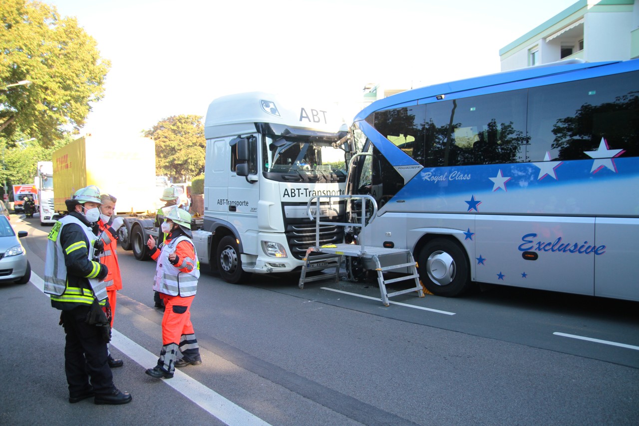 In den Unfall waren auch zwei Busse involviert.