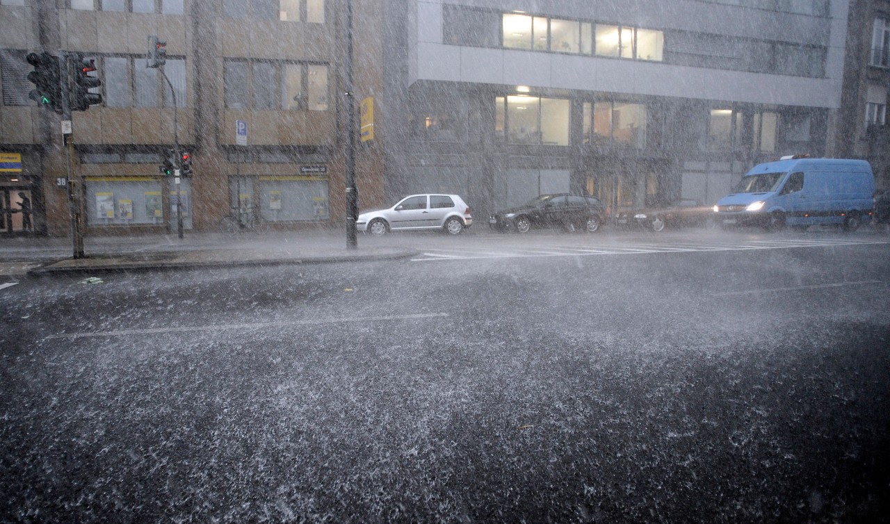 Auch Starkregen, Hagel und Sturmböen sind möglich. 