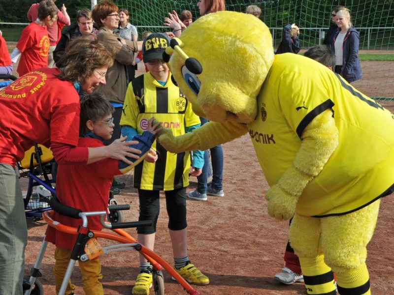 BVB-Maskottchen Emma war zu Besuch in der Christopherus-Schule in Holzen.