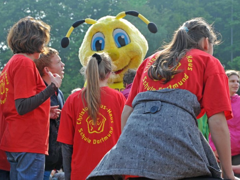 BVB-Maskottchen Emma war zu Besuch in der Christopherus-Schule in Holzen.