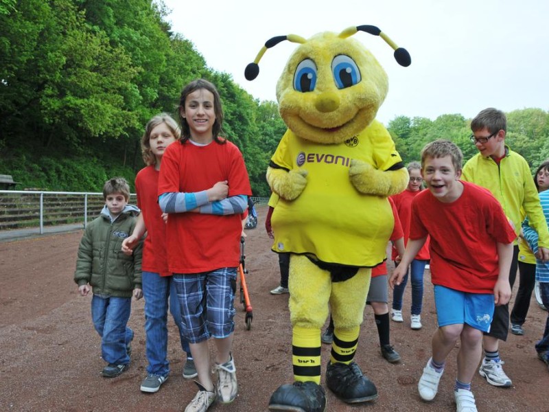 BVB-Maskottchen Emma war zu Besuch in der Christopherus-Schule in Holzen.