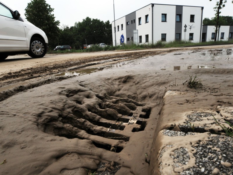 Sonsbeck: Parkstraße, Ecke Balberger Straße am Montag nach dem Unwetter am Abend zuvor. Nach dem Unwetter sind die Straßen und Bürgersteige von Schlamm bedeckt. Betriebshof und Straßen.NRW säubern die Straßen und Gehwege.  Foto: Volker Herold / WAZ FotoPool