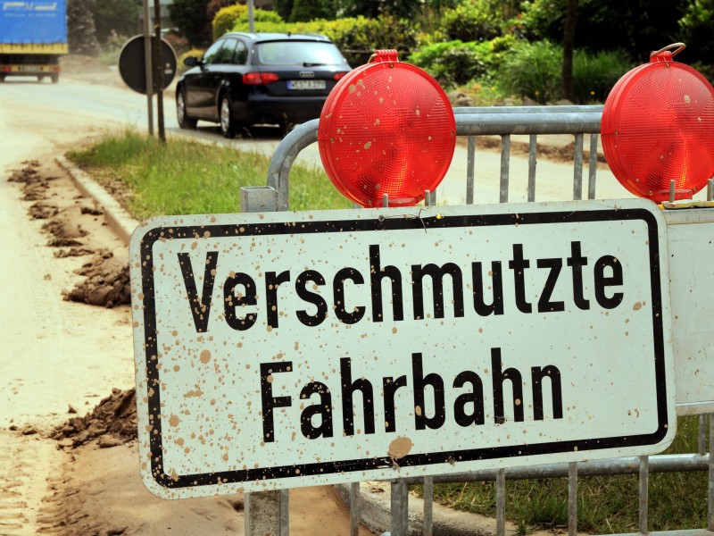 Sonsbeck: Parkstraße, Ecke Balberger Straße am Montag nach dem Unwetter am Abend zuvor. Nach dem Unwetter sind die Straßen und Bürgersteige von Schlamm bedeckt. Betriebshof und Straßen.NRW säubern die Straßen und Gehwege.  Foto: Volker Herold / WAZ FotoPool