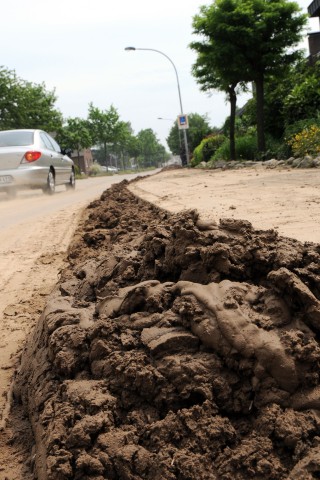 Sonsbeck: Parkstraße, Ecke Balberger Straße am Montag nach dem Unwetter am Abend zuvor. Nach dem Unwetter sind die Straßen und Bürgersteige von Schlamm bedeckt. Betriebshof und Straßen.NRW säubern die Straßen und Gehwege.  Foto: Volker Herold / WAZ FotoPool