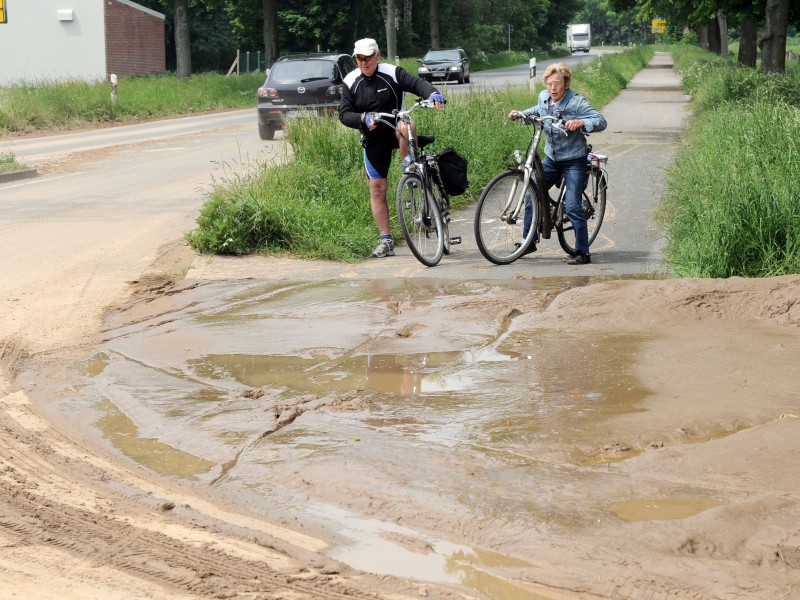 Sonsbeck: Parkstraße, Ecke Balberger Straße am Montag nach dem Unwetter am Abend zuvor. Nach dem Unwetter sind die Straßen und Bürgersteige von Schlamm bedeckt. Betriebshof und Straßen.NRW säubern die Straßen und Gehwege.  Foto: Volker Herold / WAZ FotoPool