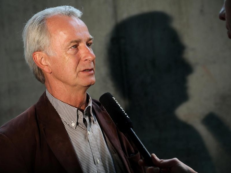 Rainer Bonhof bei der Pressekonferenz.