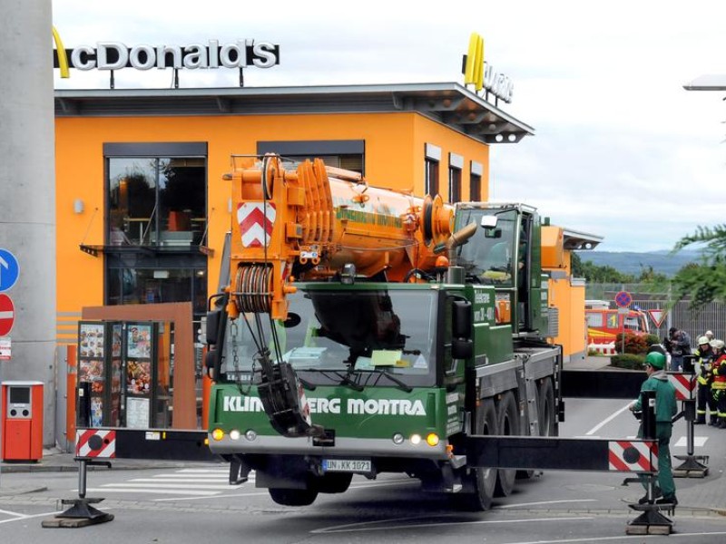 Innerhalb kurzer Zeit rollte der 70-Tonnen-Liebherr-Kran mit dem 50-Meter-Ausleger bei McDonalds an.