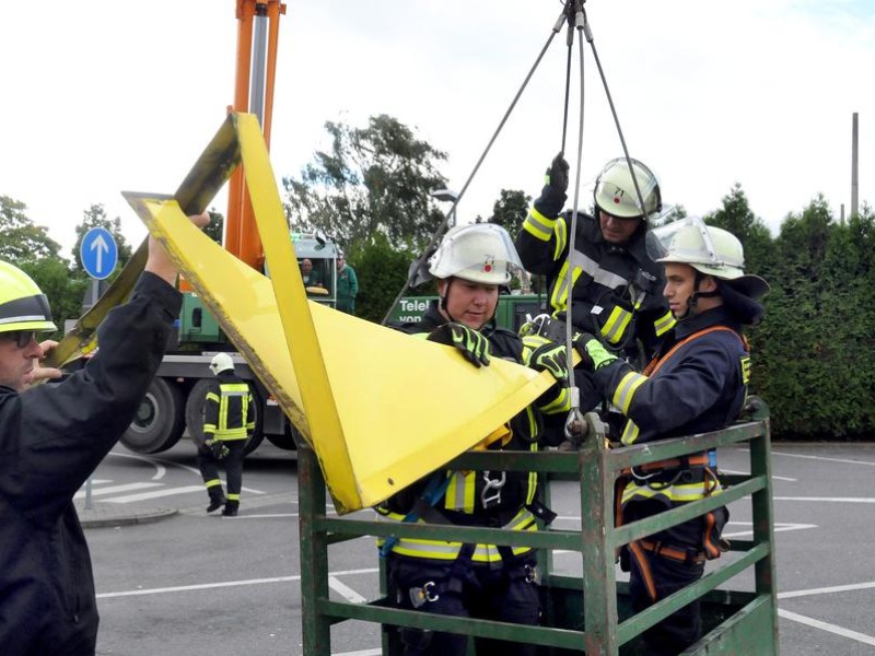 Scharfkantig war das Scheiben-Teil der Leuchtreklame, das die Feuerwehrleute nach der Demontage auf 50 Metern Höhe herabholten.