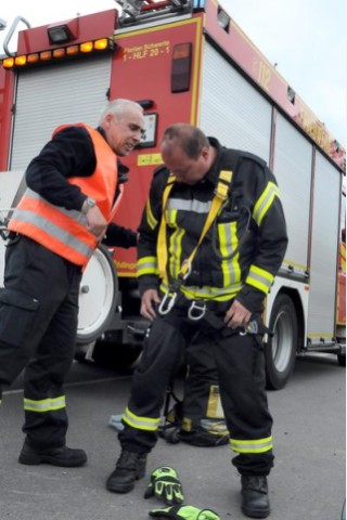 Sicherungsgurte legten die Feuerwehrleute an, bevor sie in die Arbeitsbühne des Krans stiegen.