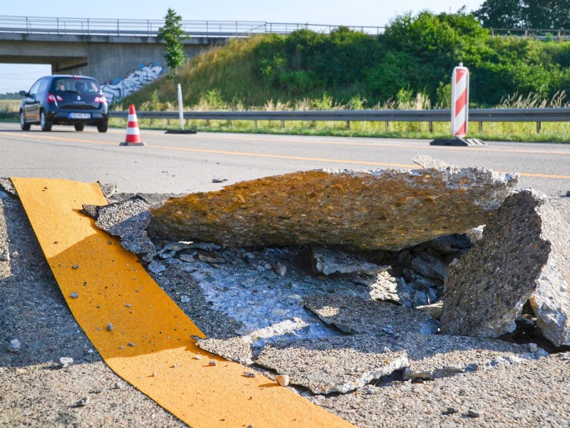 Auch Straßen und Schienen leiden unter der Hitze. Der Asphalt platzt auf und die...