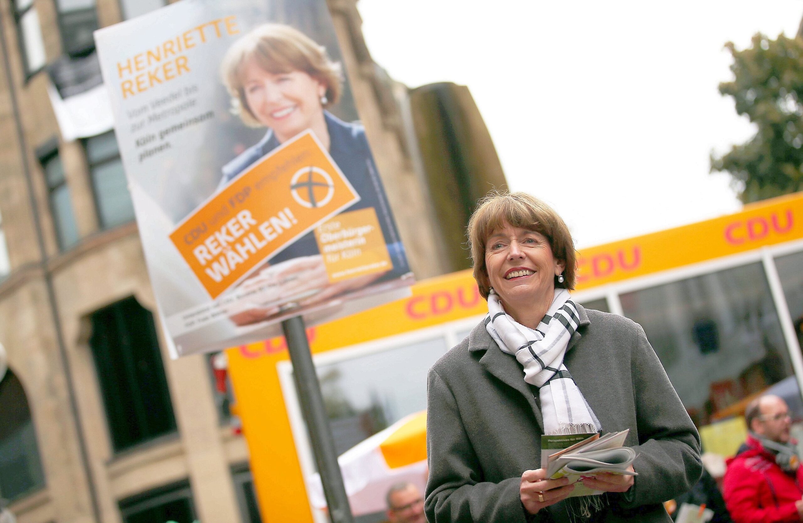 ... versprach im Wahlkampf einen tiefgreifenden Wandel in Köln und kündigte an, nach mehreren Skandalen in Köln verlorenes Vertrauen in Politik und Verwaltung durch mehr Transparenz und Bürgerbeteiligung zu stärken.
Sollte sie...