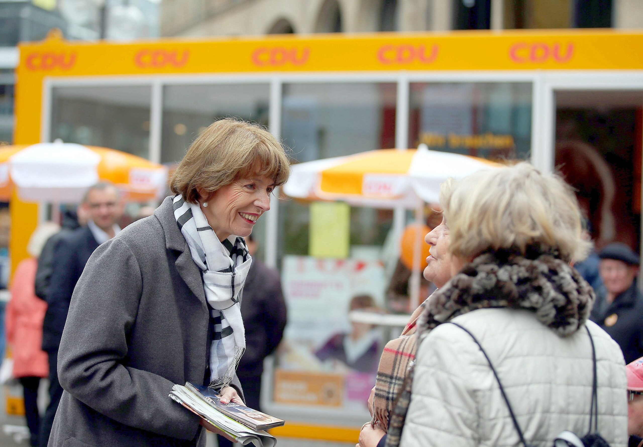 ... als parteilose Kandidatin bei der Oberbürgermeisterwahl in Köln an, wird aber unterstützt von der CDU, FDP und den Grünen. Reker...