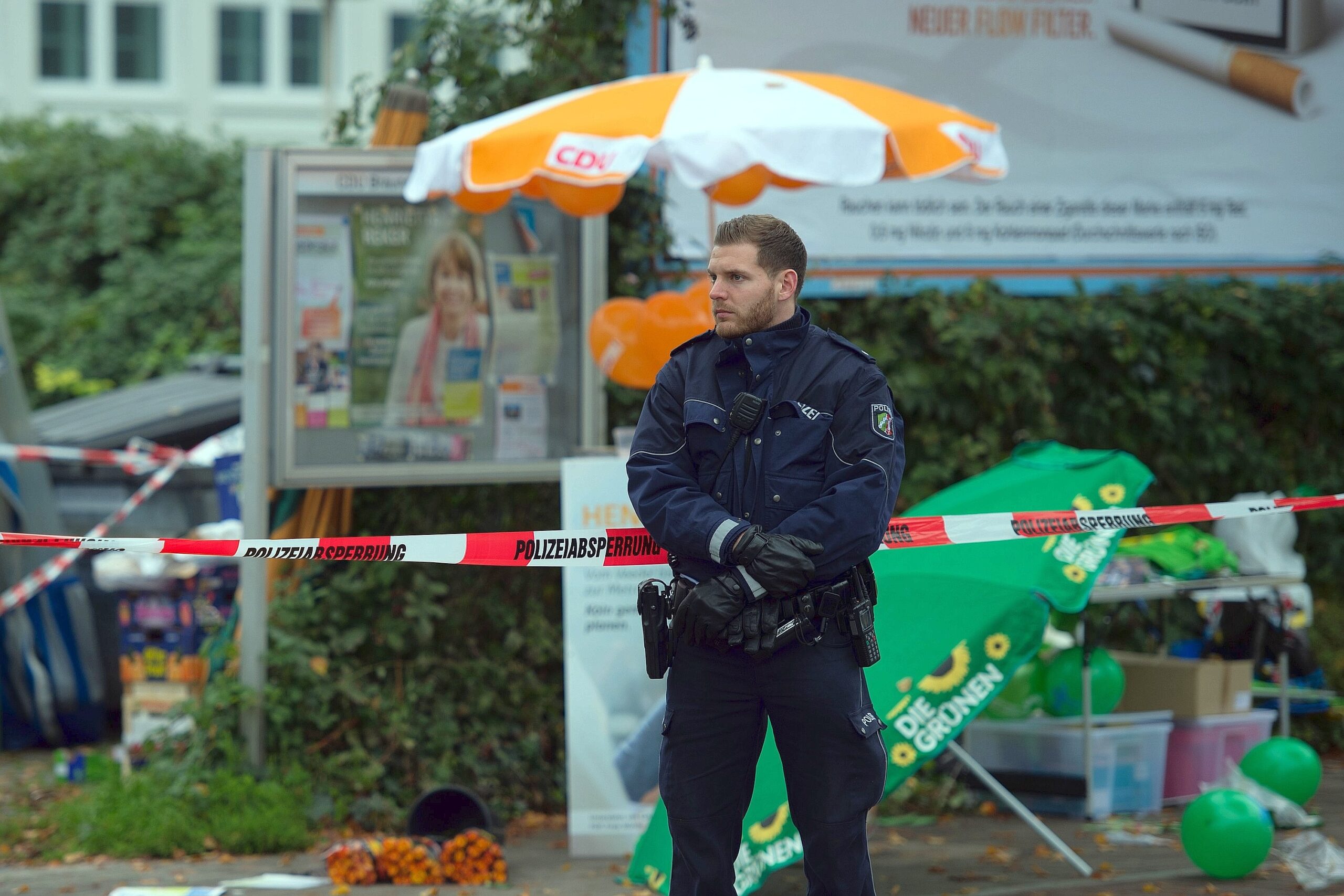 ... am Samstag bei einem Messer-Angriff an einem Wahlkampfstand schwer verletzt worden. Der Angreifer...