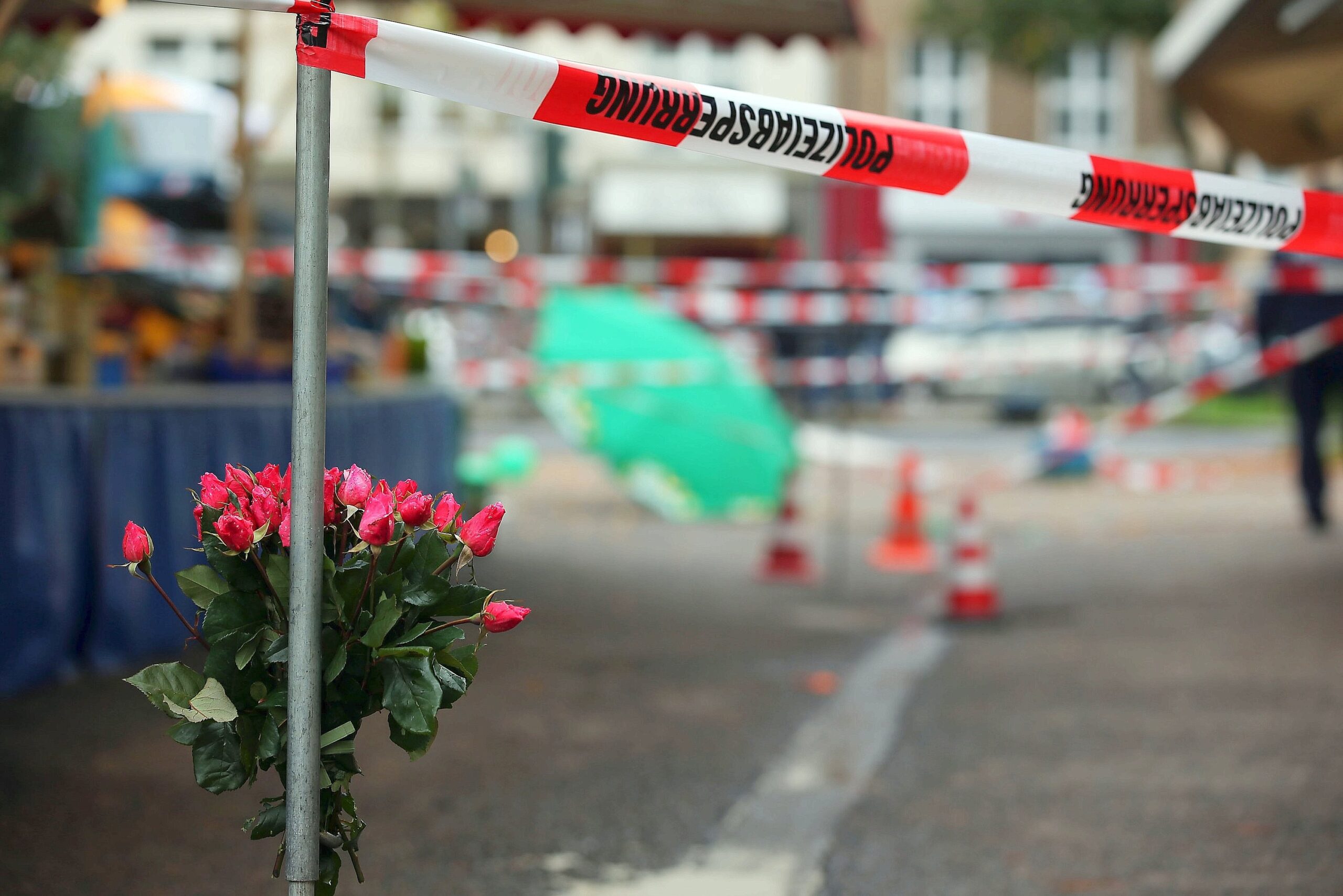 Polizei, LKA und Verfassungsschutz ermitteln nach Angaben von NRW-Innenminister Ralf Jäger mit Hochdruck. Die ersten Anzeichen, so Jäger, sprechen für eine politisch motivierte Tat. Die Wahl,...