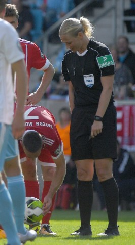 Hier legt Ribéry sich den Ball hin. Kurz danach greift er zu Bibiana Steinhaus Schnürsenkel.