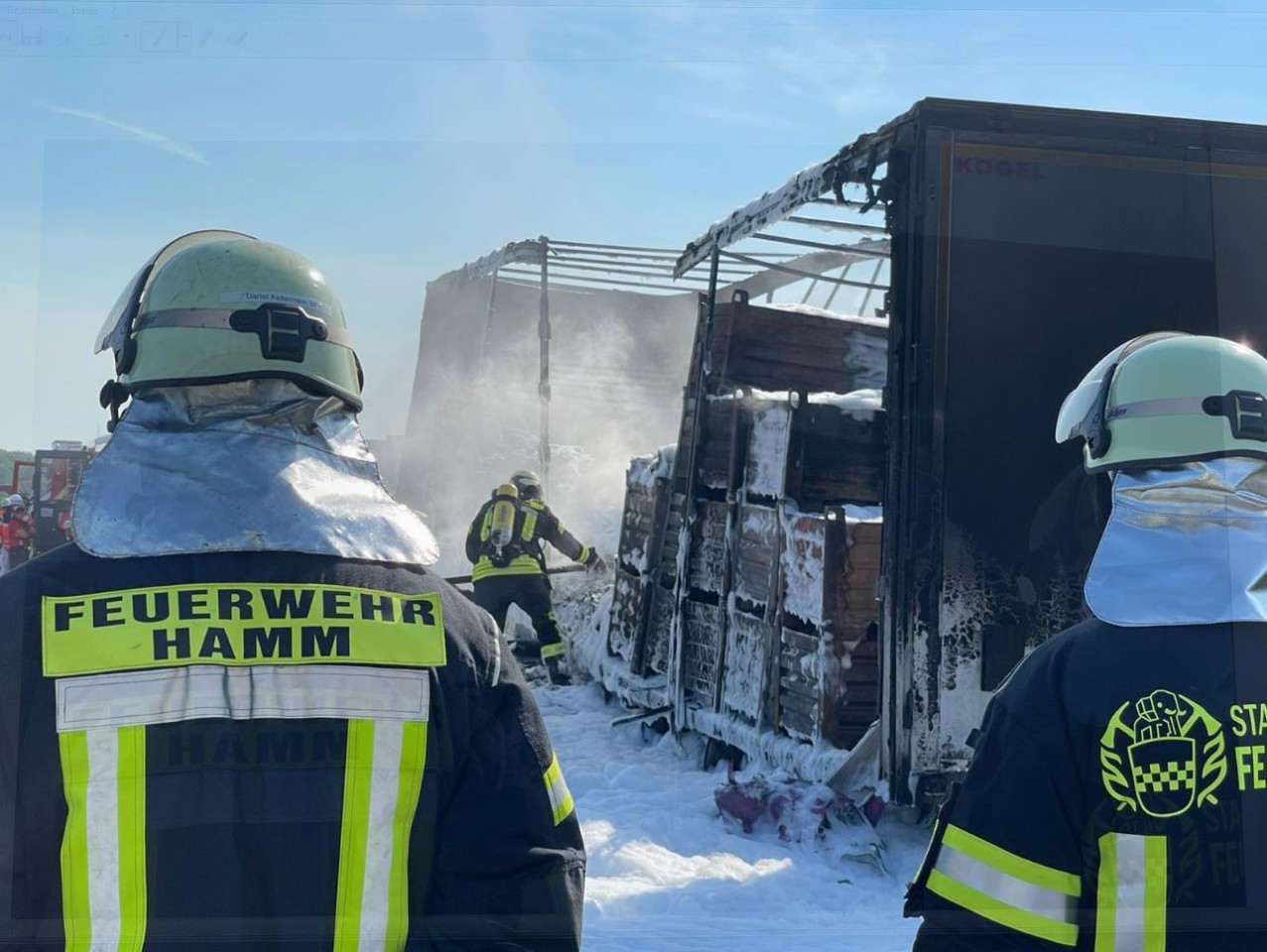 Kräftig ist die Feuerwehr aus Hamm an der A2 mit dem löschen beschäftigt. 