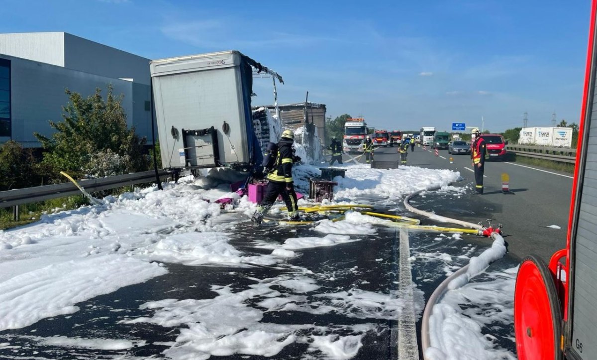 A2 Dortmund Hamm Lkw brennt Feuerwehr Großeinsatz Polizei