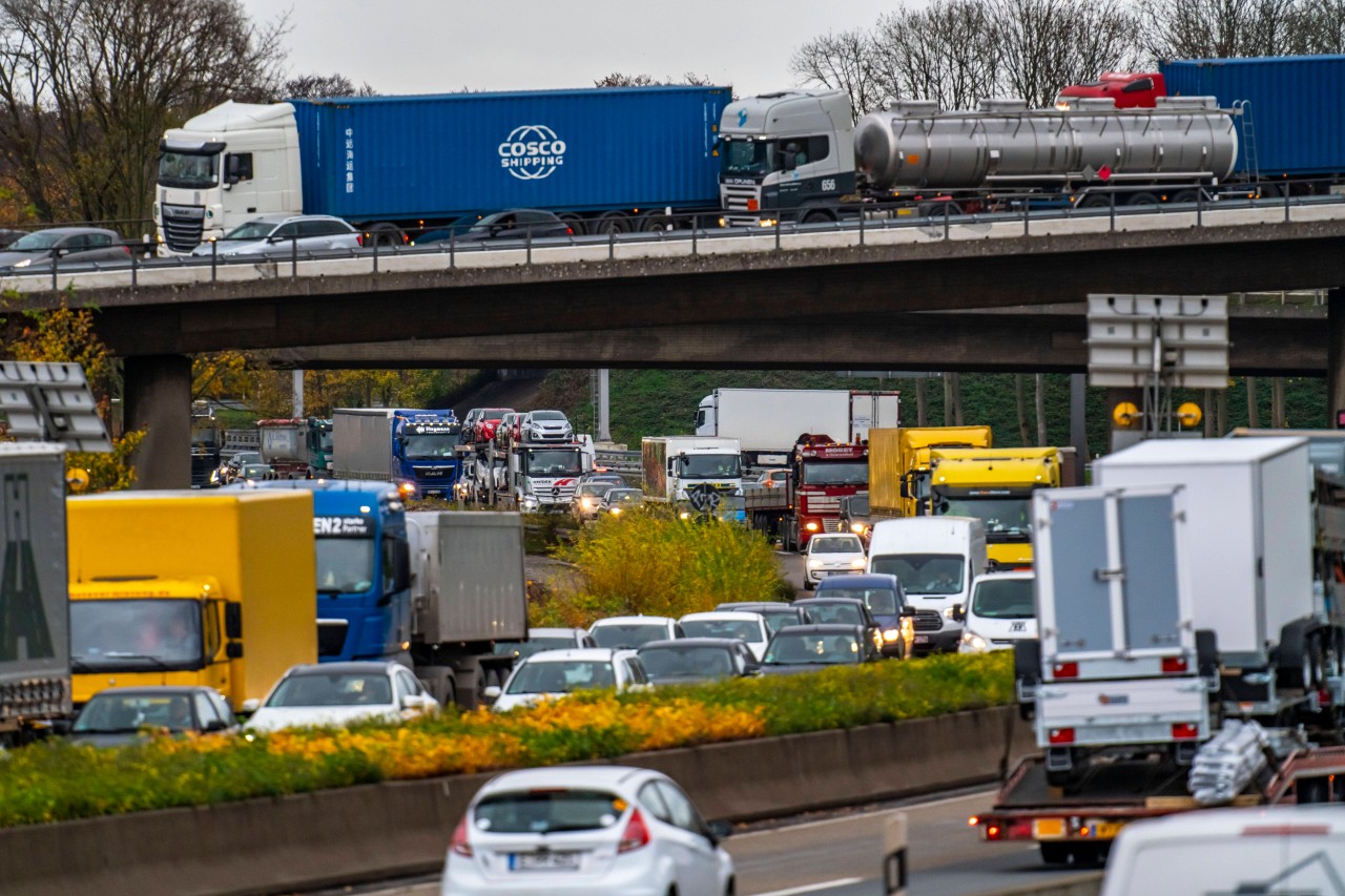 Auf der A40 bei Duisburg droht am Pfingstwochenende Chaos! (Archivfoto)