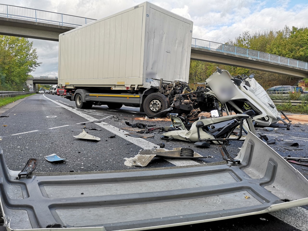 Für den Fahrer dieses Lkw kam am Freitag auf der A44 jede Hilfe zu spät.