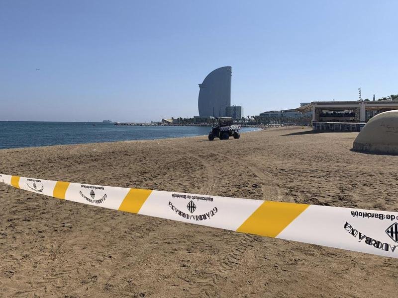 Am Playa de Sant Sebastià in barcelona wurde ein möglicher Sprengsatz im Meer gefunden. Die Polizei hat den Strand vorübergehend gesperrt.