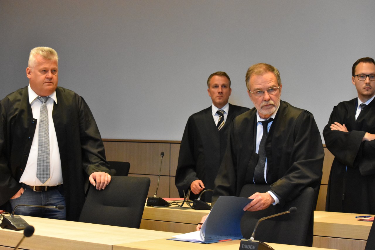 Verteidiger Michael Emde (l.) und seine Kollegen warten im Amtsgericht Bochum vergeblich auf das Erscheinen der Geschädigten.