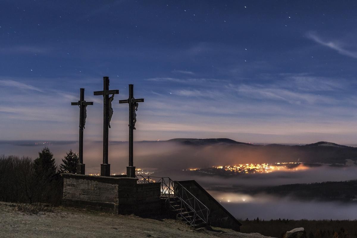 Im Sternenpark Rhön stören nur wenige hell erleuchtete Ortschaften den Blick in den Sternenhimmel. 