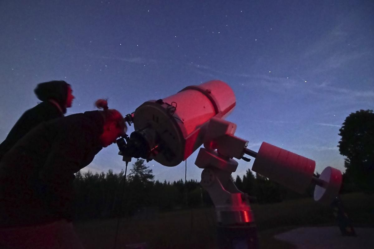 Auf der Sternwarte St. Andreasberg können Besucher durch ein Teleskop in den Sternenhimmel schauen. 