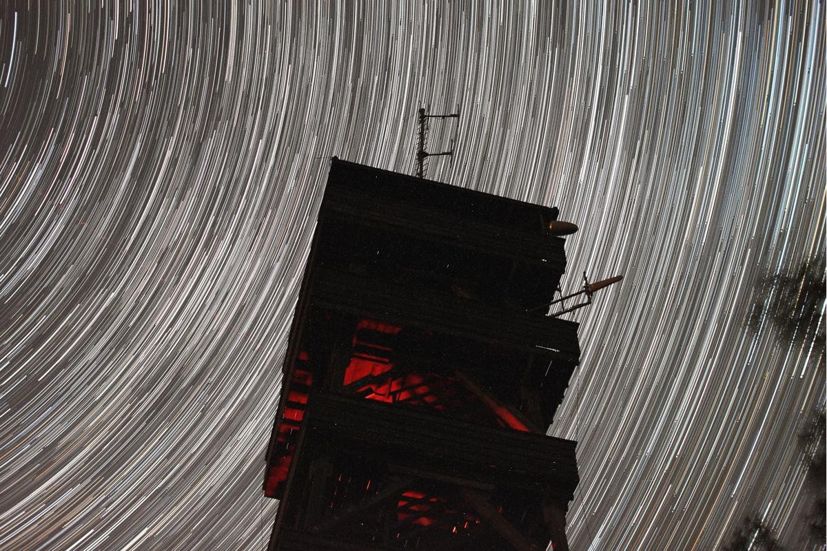 In der Eifel lassen sich von einem alten Feuerwachturm die Sterne beobachten.