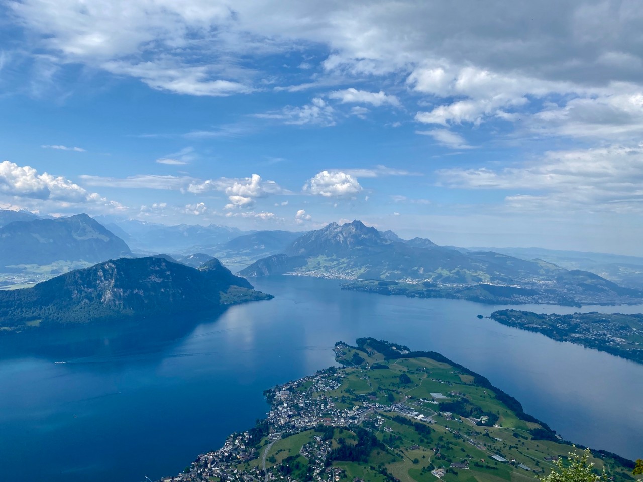 Vom Aussichtspunkt Chänzeli kann man das atemberaubende Rundum-Panorama über den Vierwaldstättersee bewundern.