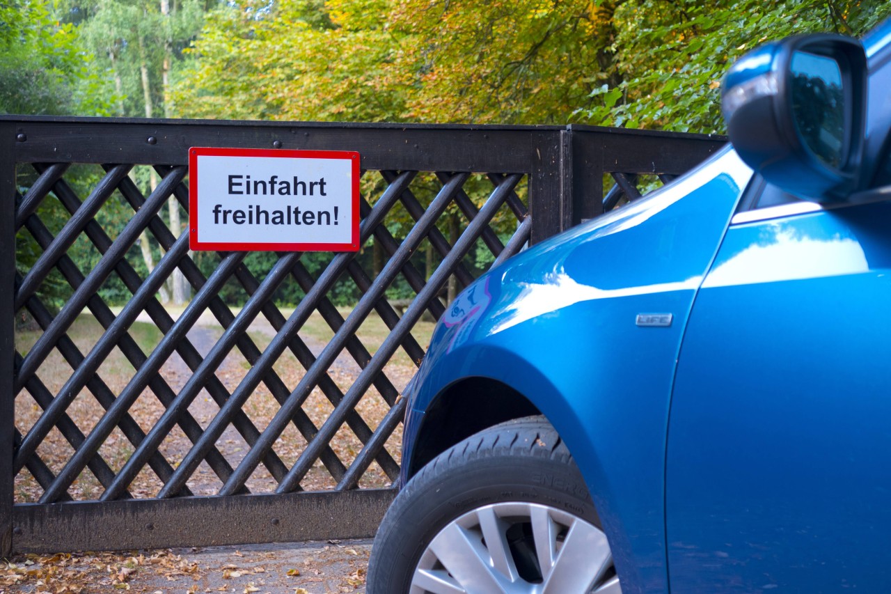 In Mülheim stand ein Wagen von morgens bis abends vor der Einfahrt eines Mehrfamilienhauses. (Symbolbild)