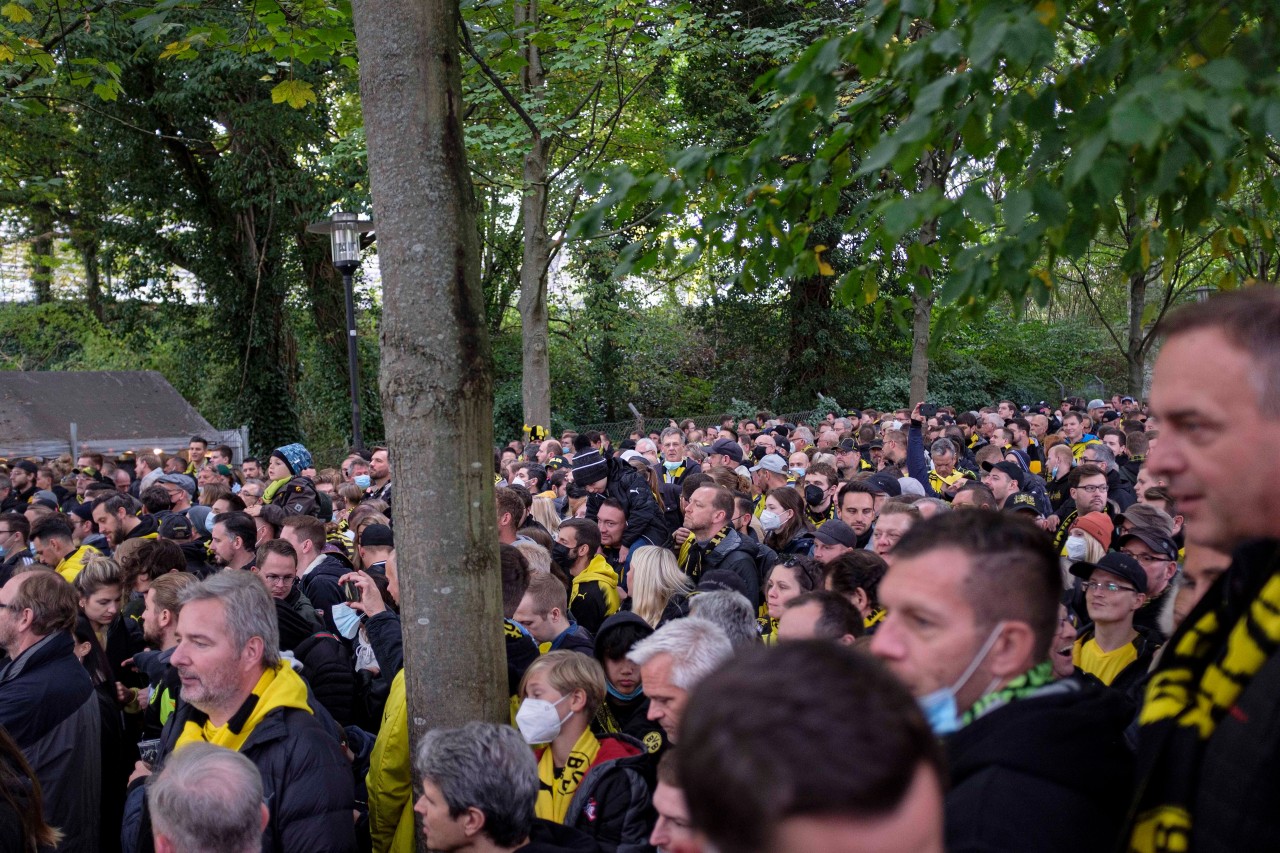 Vor dem Spiel gegen Mainz: Lange Schlange bei der Einlasskontrolle.