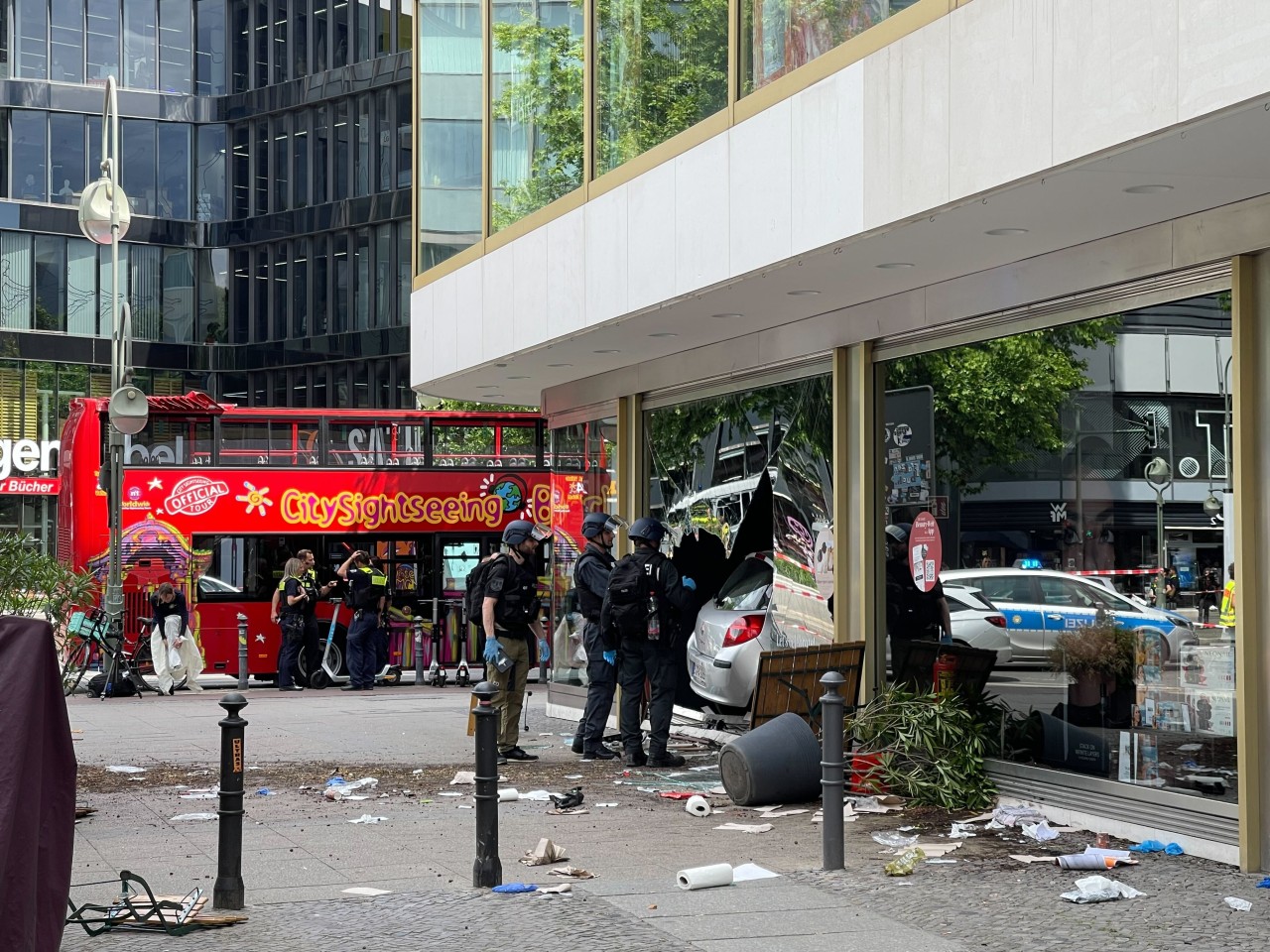 Ein Mann ist in Berlin erst in eine Menschenmenge und dann in ein Schaufenster gekracht. 