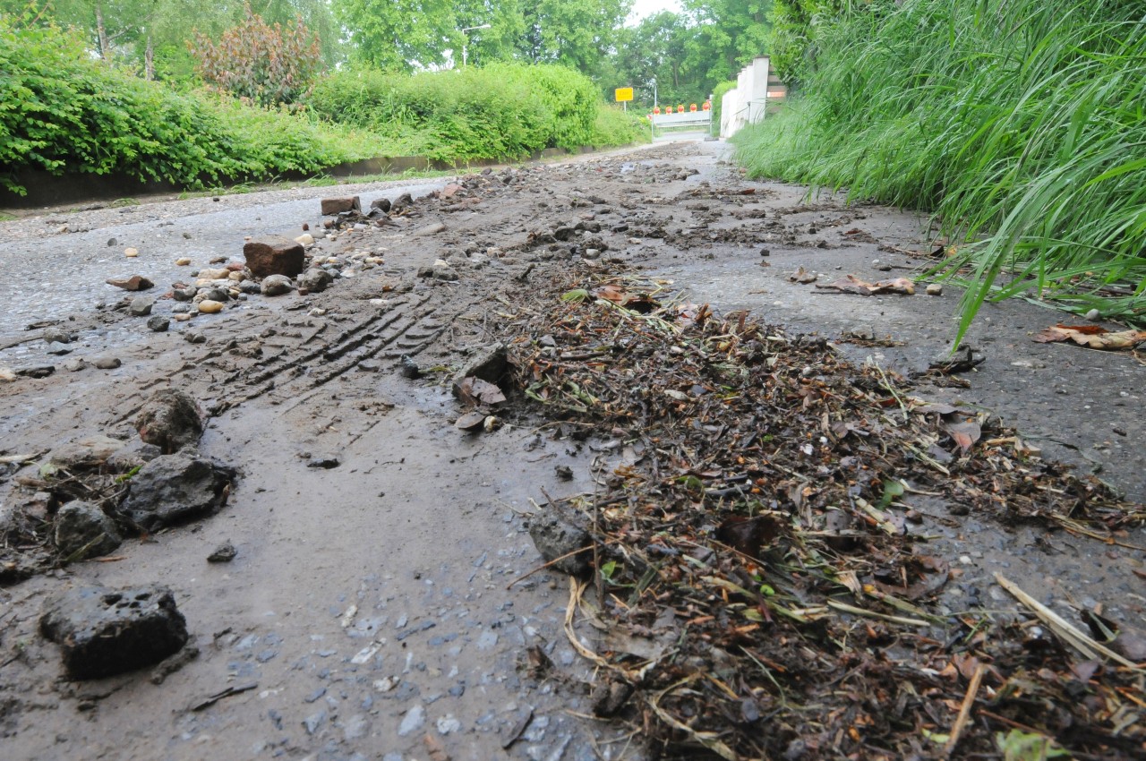 Das Unwetter am Sonntagabend verursachte einen Erdrutsch im niederrheinischen Emmerich-Elten. Im Bild der Wirtschaftsweg am Eltenberg, über den die Erdmasse auf die B8 rutschte. Foto: Dirk Schuster / WAZ Foto Pool