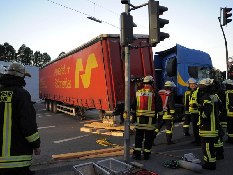 Stabile Seitenlage: Der rumänische Fahrer hatte den Wendekreis und die Befestigung des Aufliegers auf seiner Zugmaschine offensichtlich unterschätzt. 