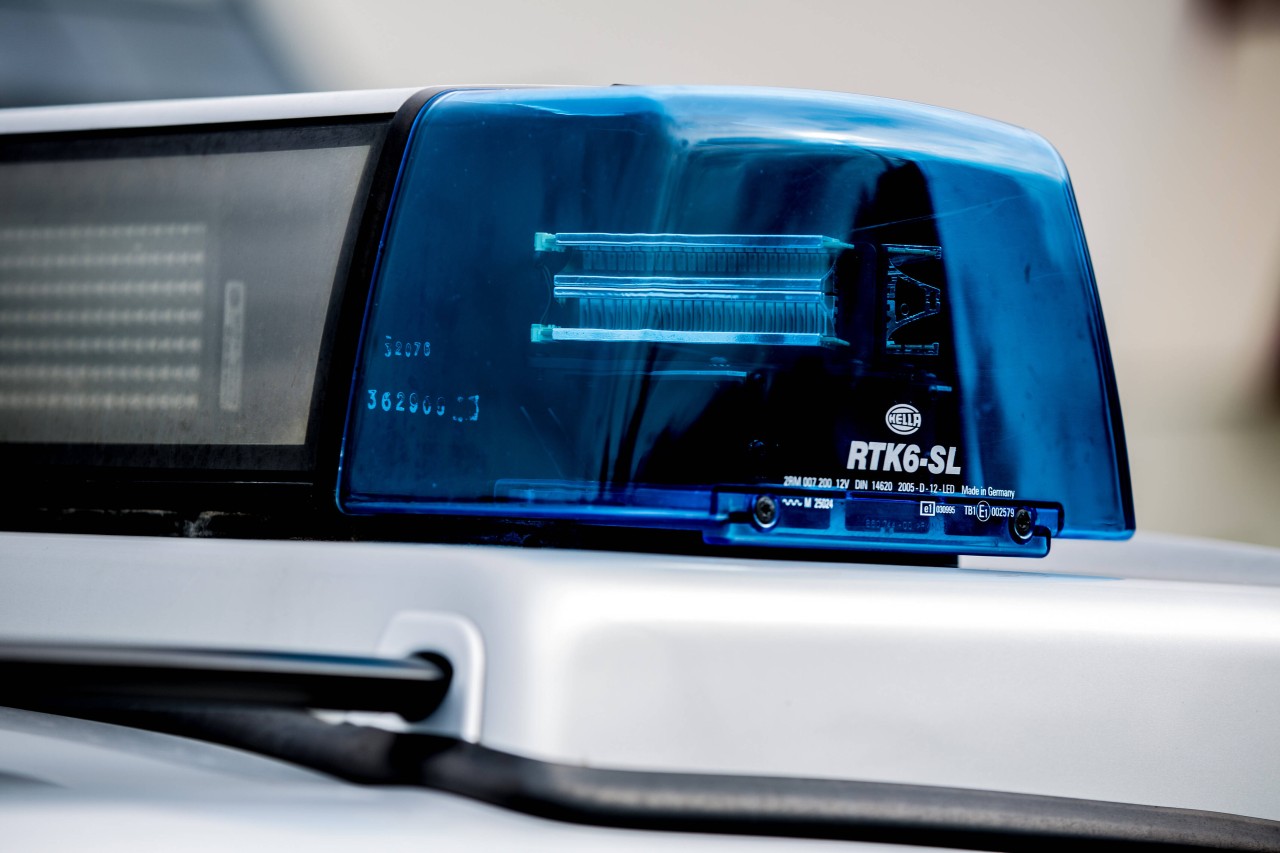 Eine Schneise der Verwüstung, was ein Autofahrer in Dortmund hinterlassen hat. (Symbolfoto)