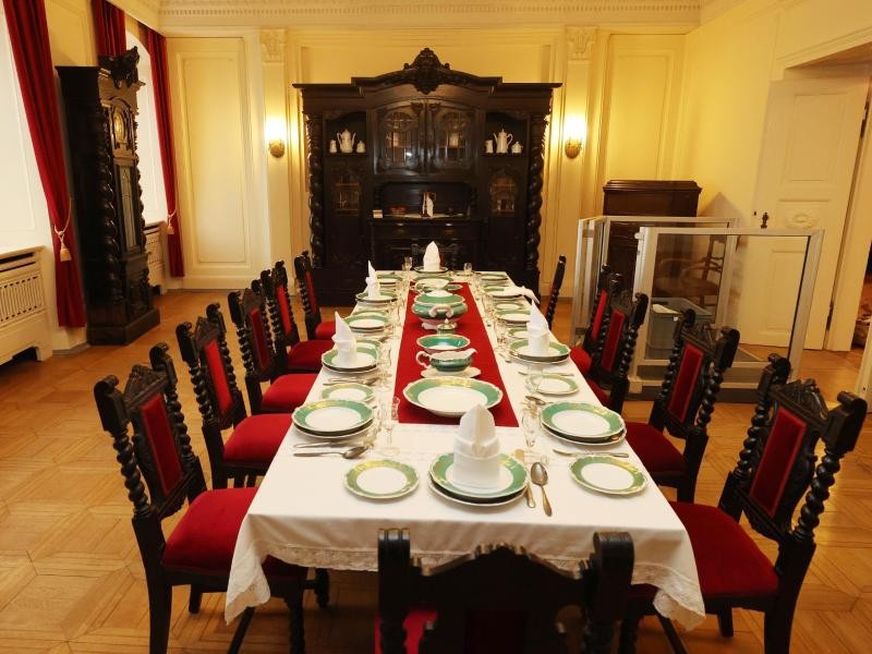 Blick in den großen Speisesaal im Rittergut des Deutschen Landwirtschaftsmuseums Schloss Blankenhain.