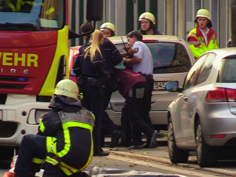 SEK-Einsatz wegen eines psychisch verwirrten Mannes in der Bochumer Innenstadt.

Foto: Justin Brosch