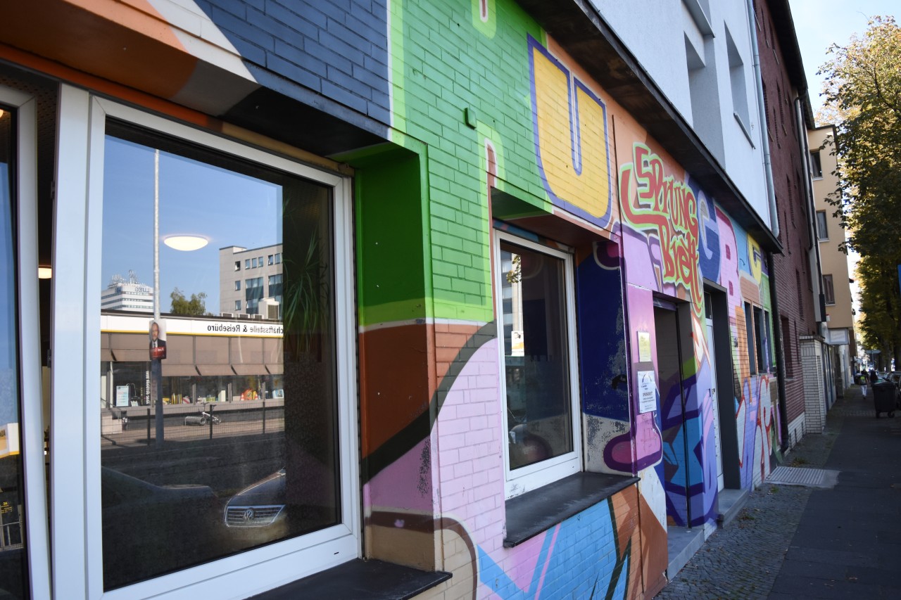 Der bunt bemalte Eingang zum Sprungbrett liegt auf der gegenüberliegenden Straßenseite vom Buddenbergplatz.