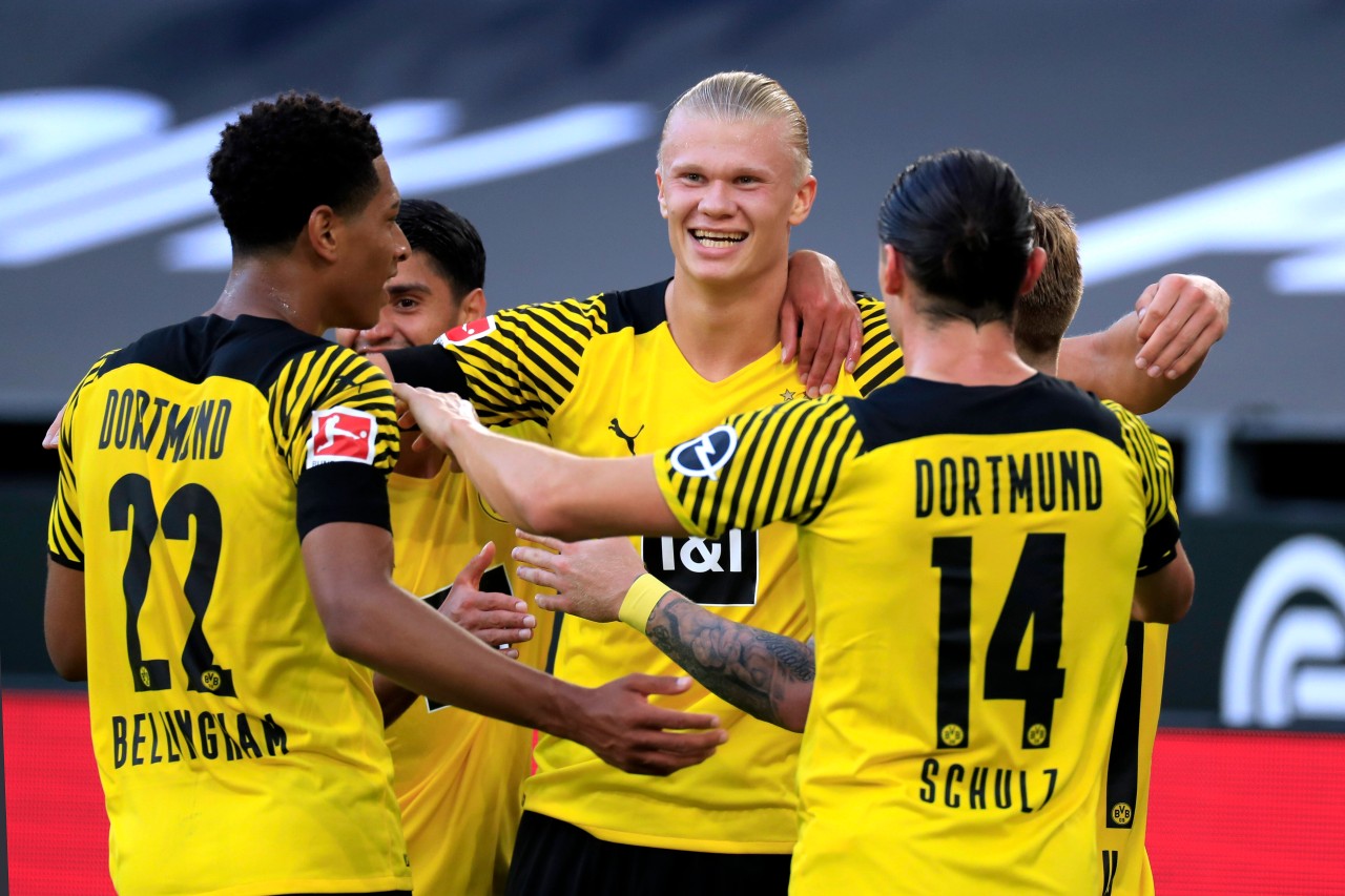 Borussia Dortmund bejubelt den 5:2-Auftaktsieg gegen Frankfurt.