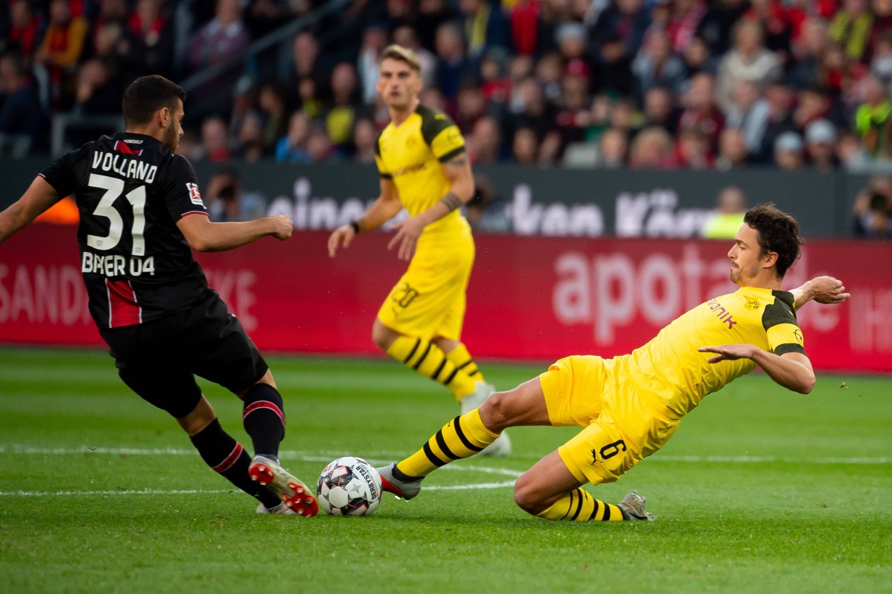 Delaney holt sich nach wenigen Minuten Gelb nach einem Foul an Volland ab.