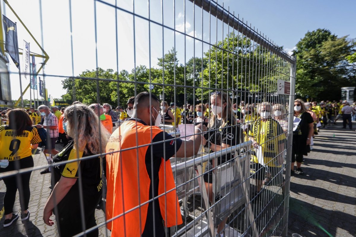 Borussia-Dortmund-Einlasskontrollen