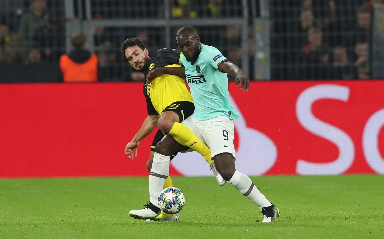 Beim bevorstehenden Transfer von Romelu Lukaku (r., im Duell mit Mats Hummels) werden die Fans von Borussia Dortmund aufmerksam.