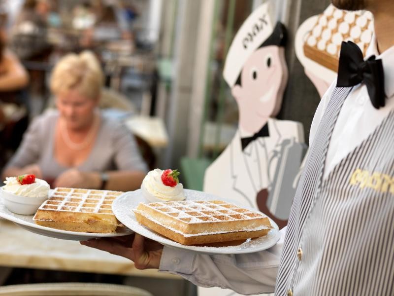 Mit Puderzucker, einem Klecks Schlagsahne, Vanilleeis, Sauerkirschen oder einem Schuss Gran-Marnier-Likör - es gibt viele Varianten Brüsseler Waffeln zu genießen.