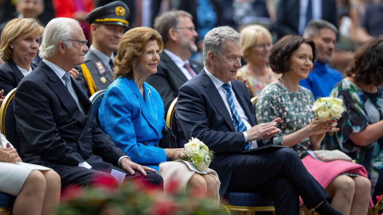 König Carl Gustaf von Schweden, seine Frau Königin Silvia sowie der finnische Präsident Sauli Niinistö und seine Frau Jenni Haukio.