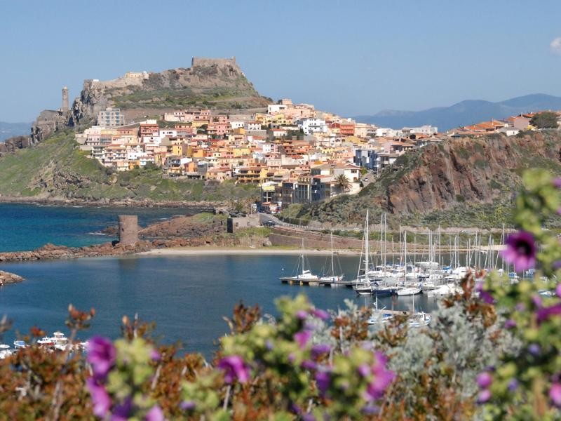 Häuser dicht an dicht: Die Altstadt von Castelsardo ist ein beliebtes Ausflugsziel im Nordwesten Sardiniens.