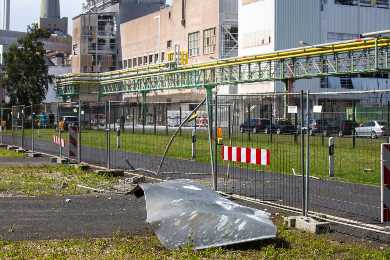 Folgen der Explosion: Ein Teil einer Abdeckung ist durch die Wucht der Detonation in die Umgebung geschleudert worden. (Foto: dpa)