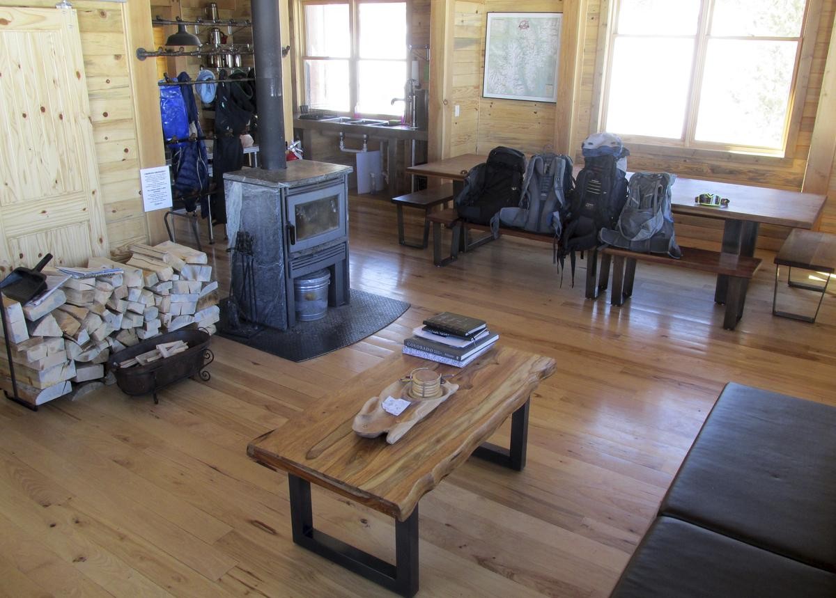 Die Schutzhütten in den Rocky Mountains werden nicht permanent bewirtschaftet, aber betreut. Jede hat Betten, Holzöfen und ausgestattete Küchen. Lebensmittel muss man selber mitbringen. 