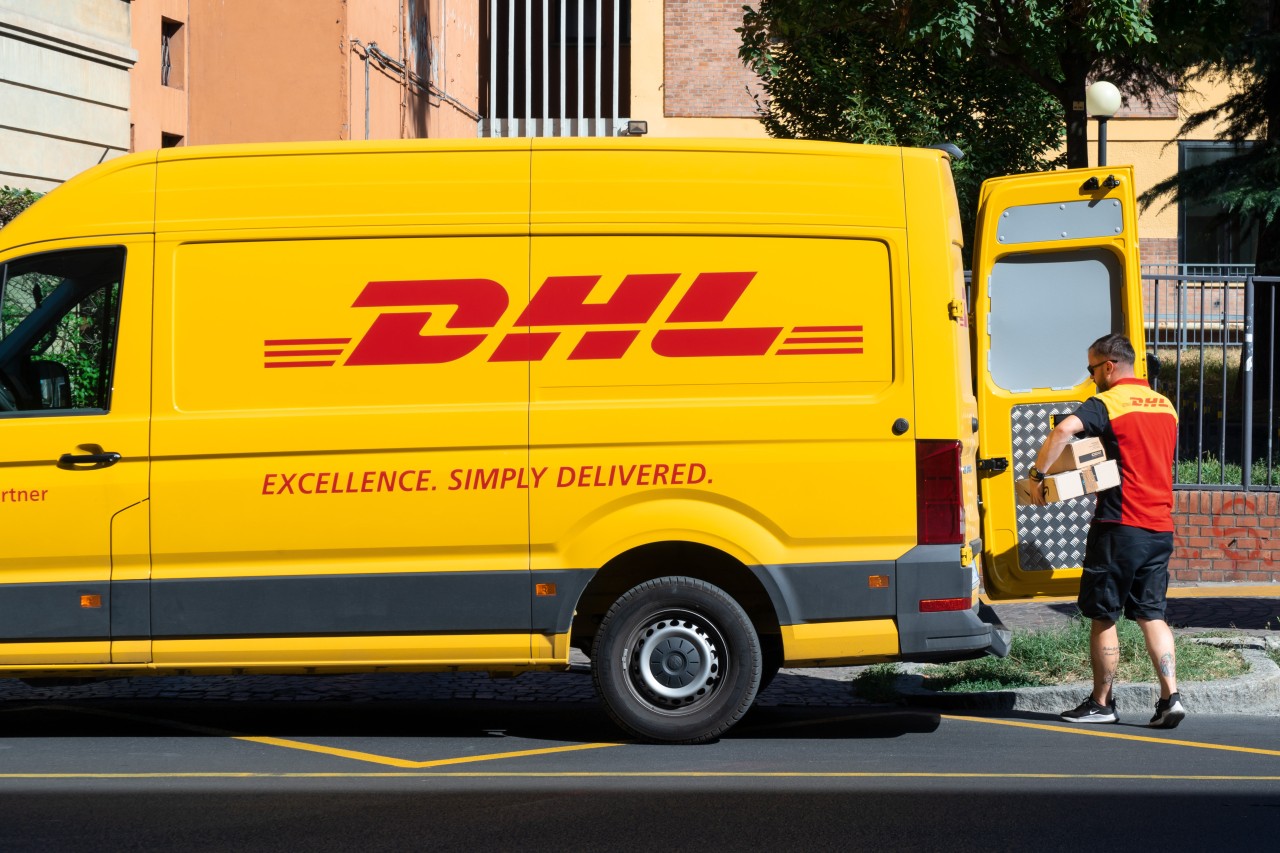 Der Paketversand mit DHL wird teurer. Jedoch können Kunden einen Trick anwenden. 